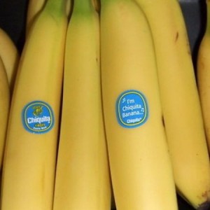 Fiti atenti atunci cand cumparati fructe. Ce inseamna numerele de pe eticheta lipita pe banane, portocale, mere?