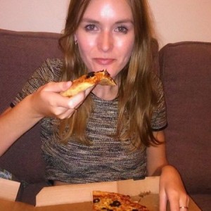 Fata asta mancat 7 zile doar pizza si burgeri. Uite ce s-a intamplat cu trupul si sanatatea ei