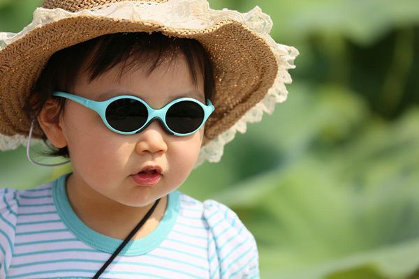 De ce copiii ar trebui să poarte ochelari de soare?