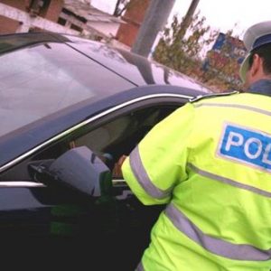 Un politist opreste un autoturism