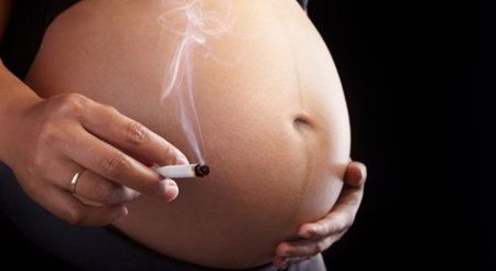 Cum se comporta bebelusul in pantec, atunci cand mama fumeaza