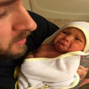 Acest tata a pus o fotografie a nou-nascutului pe internet. Un comentariu i-a salvat viata fiicei sale