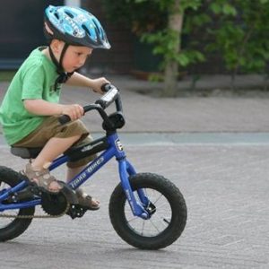 Un baietel vrea o bicicleta